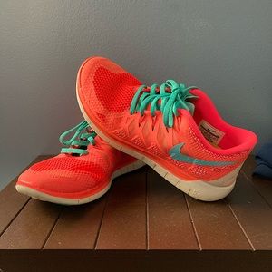 Nike Tennis Shoes Size 7.5